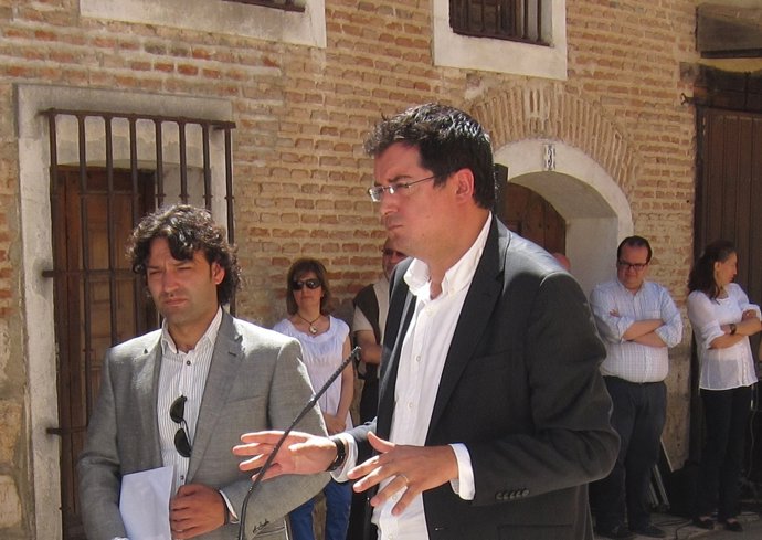 Oscar López, junto al alcalde de Tordesillas (Valladolid), José Antonio González