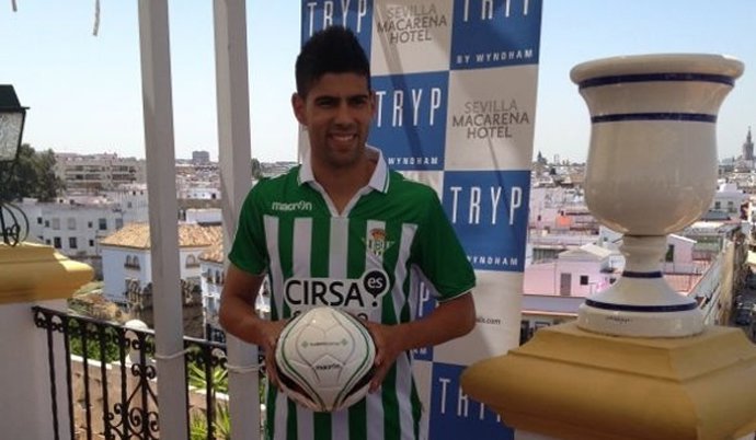 Juanfran presentado con el Betis