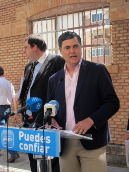 El portavoz del PP en el Parlamento andaluz, Carlos Rojas, en rueda de prensa.