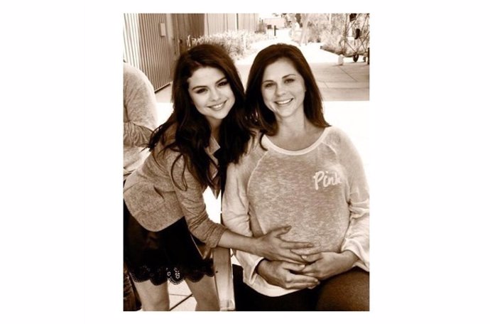 Selena Gómez posa con su madre embarazada