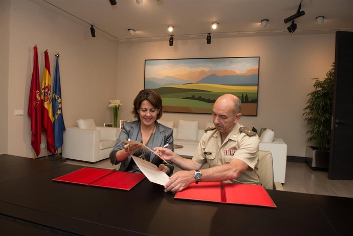Barcina y el comandante militar, González Arteaga, se intercambian el convenio.
