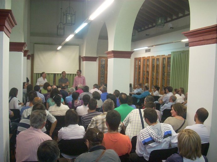 Asamblea de afectados por los impagos de la mancomunidad.