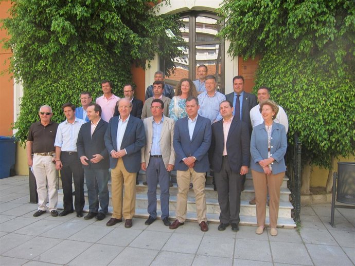 El secretario general del PP-A, José Luis Sanz, con alcaldes onubenses. 