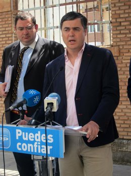 Carlos Rojas, acompañado de Javier Calvente, en la rueda de prensa.