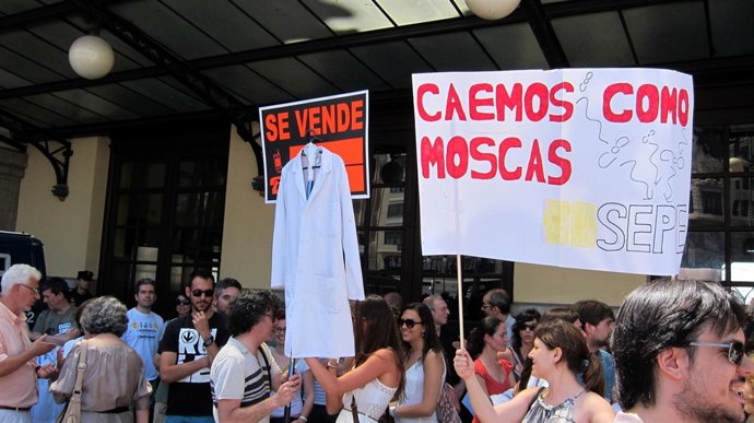 Concentración de investigadores ante la Estación del Norte de Valencia