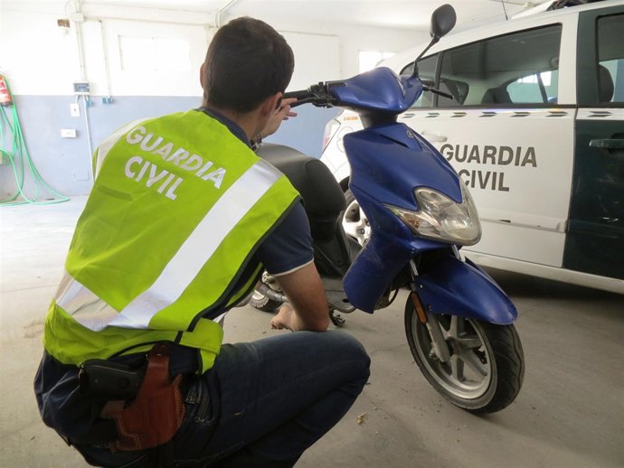 Uno de los ciclomotores recuperados por la Guardia Civil