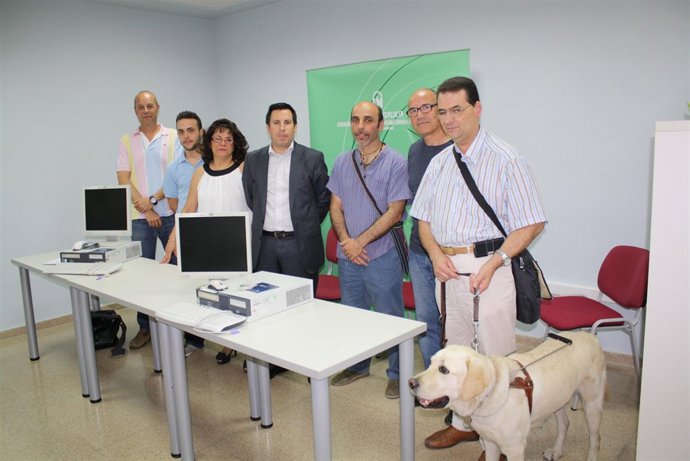 Expósito (centro) en la entrega de los ordenadores
