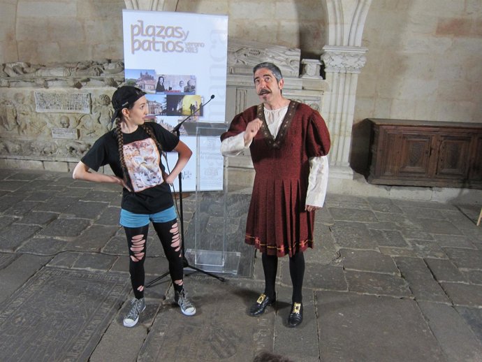 Representación de Esfinge Teatro dentro del ciclo `Plazas y patios