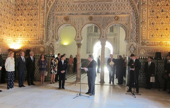 Naruhito es recibido por el alcalde de Sevilla