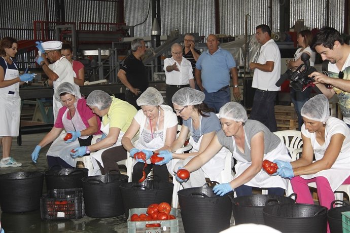 Preparativos para la 'fritá' más grande del mundo.