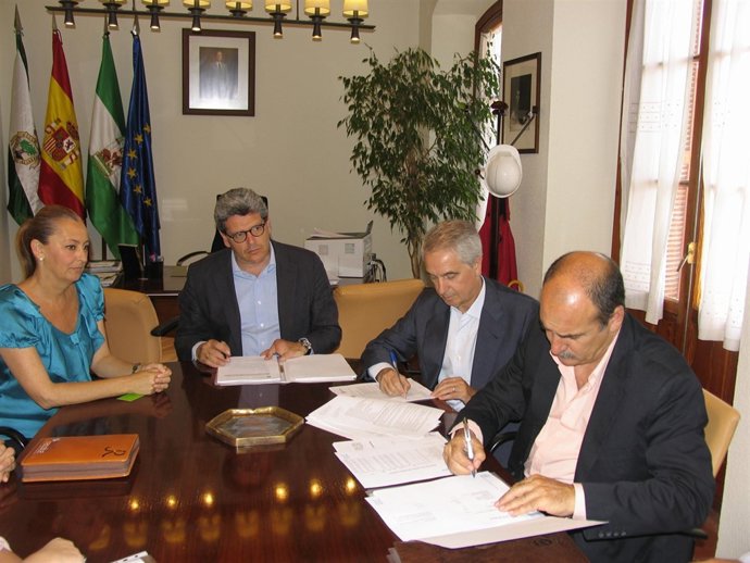 Firma del contrato en Mairena del Aljarafe.