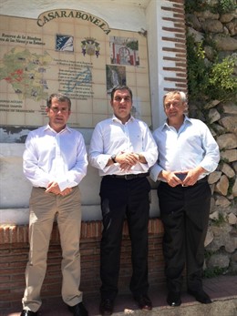 Bendodo, alcalde de Casarabonela, Alonso Cuenca, y el exregidor, Paco Gómez (dch