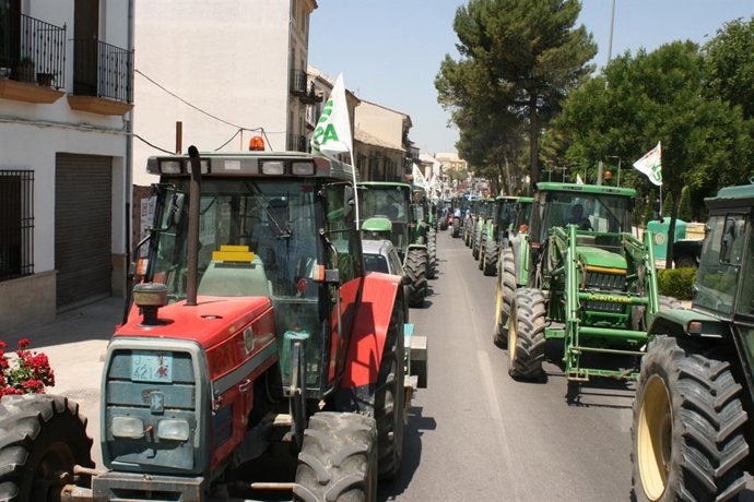 Tractores en la movilización convocada por UPA-A para pedir una PAC "justa".