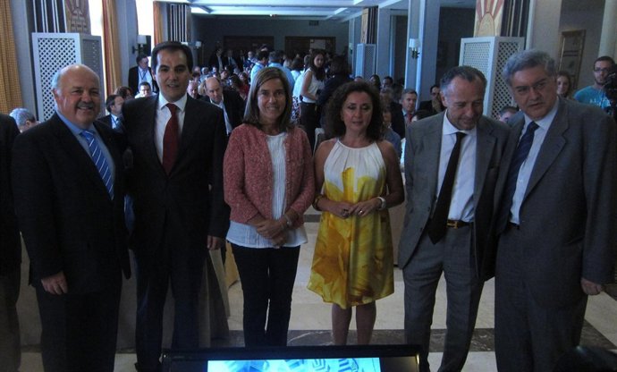 Ana Mato en el centro durante el encuentro de parlamentarios