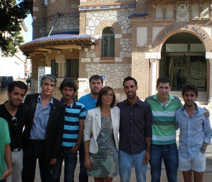 Los concejales Manuel Hurtado y María Gámez con jóvenes