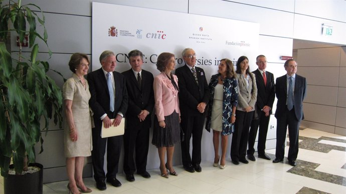 Imagen de la Reina Sofía junto a los ponentes que han asistido al CNIC