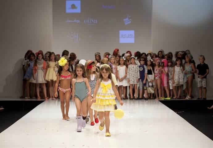 Desfile de moda infantil en FIMI. 