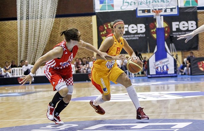 Amaya Valdemoro con la selección española de baloncesto femenino