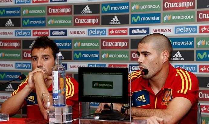 Cazorla y Víctor Valdés en rueda de prensa