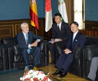 El príncipe Naruhito firma en el Libro de Honor de la Junta tras visitar a Griñán en el Palacio de San Telmo