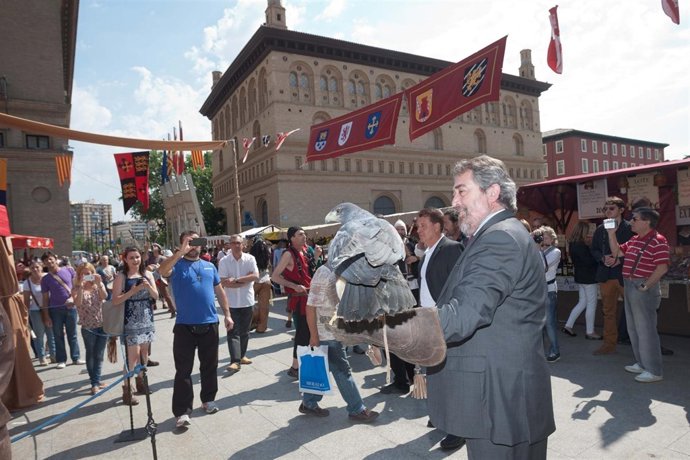 Belloch con un halcón en el Mercado Medieval
