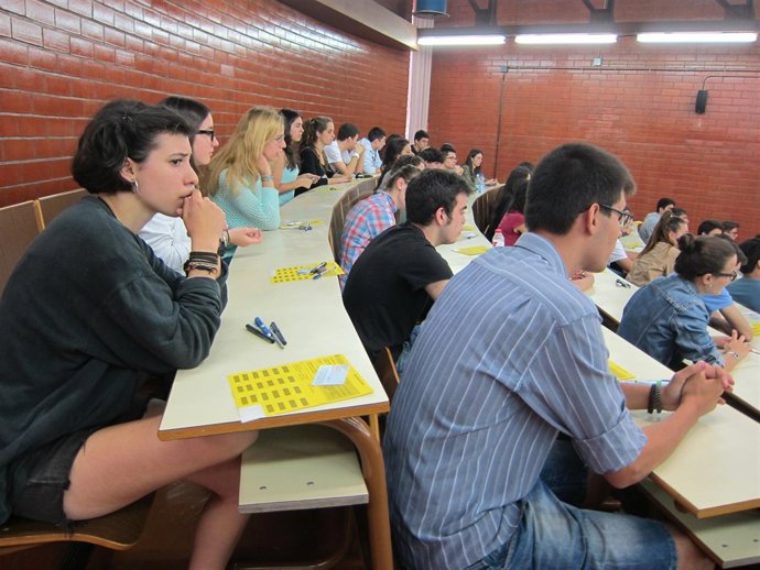 Selectividad 2013. Alumnos. Aula. Estudiantes. Universidad. Examen.