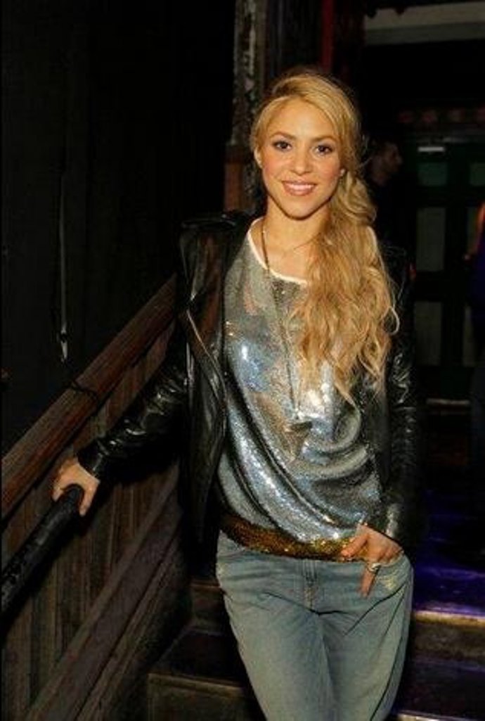 SHAKIRA ENCONTRÓ 'LA LUZ' CON PIQUÉ, QUIEN LA LIBERÓ DE LAS SOMBRAS