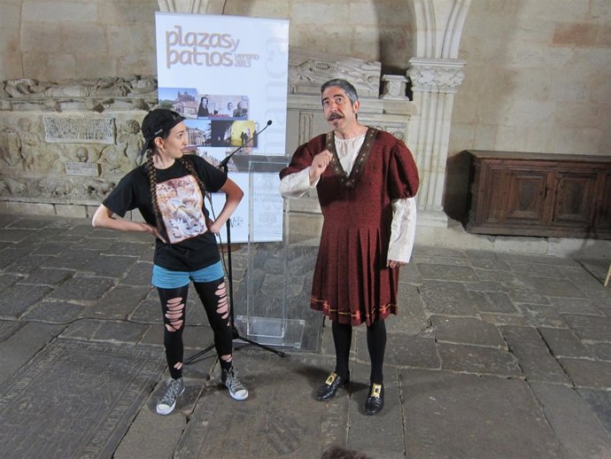 Representación de Esfinge Teatro dentro del ciclo `Plazas y patios