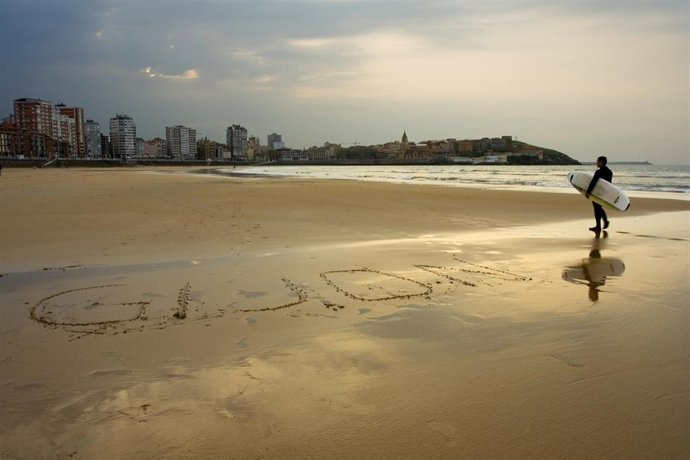 Mensaje en la arena.