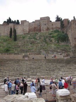 Un Grupo De Turistas En El Teatro Romano