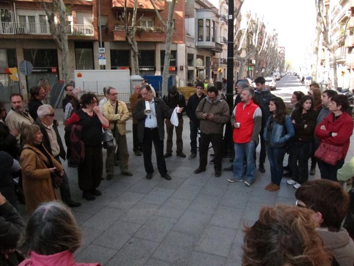 Vecinos del Poblenou en asamblea en la Rambla del barrio
