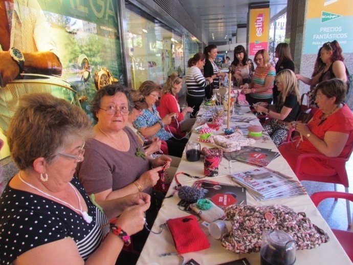 Celebración del Día Mundial de Tejer en Público en Palma