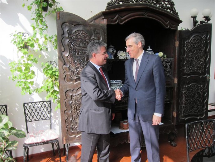 El conselleiro de Economía con el embajador de España en Perú