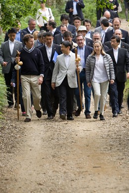 Naruhito hace un tramo del Camino con una amplia comitiva con Feijóo y Pastor