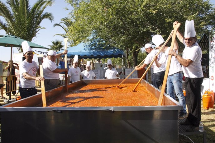 Jefes de cocina de los restaurantes participantes durante la cocción de la fritá