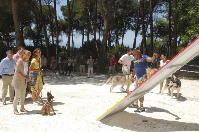 La alcaldesa de Marbella en el parque canino de Nagüeles