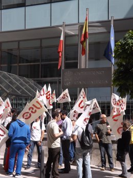 Concentración de delegados de USO en la sede del Gobierno regional