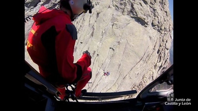 Un momento del rescate en el Pico Torozo