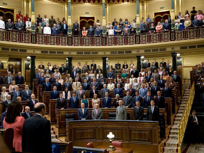 Diputados Y Senadores, Puestos En Pie En Homenaje A Las Víctimas