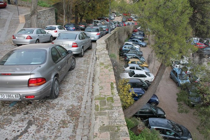 COCHES APARCADOS, PASEO DEL CARMEN