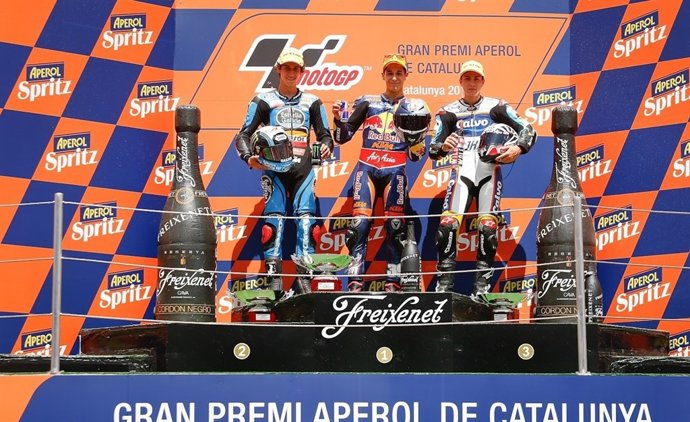 El piloto Luis Salom en el podio con Alex Rins y Maverick Viñales