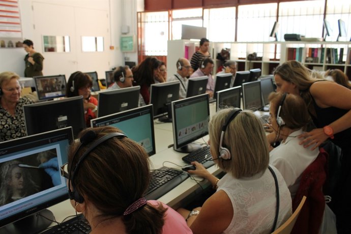 Alumnos en el aula interactiva de La Luz de las Imágenes