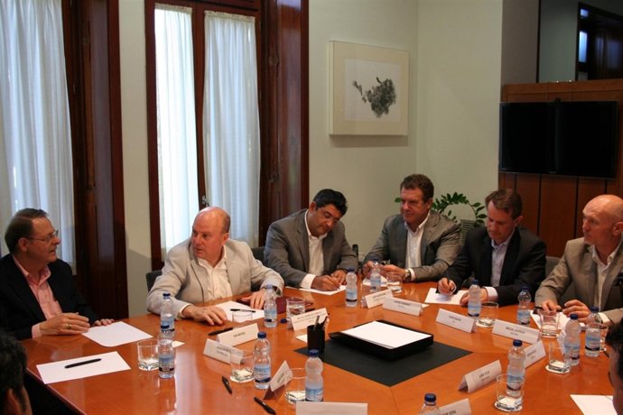 Buch durante la reunión con el fundador del MIT de Massachussetts