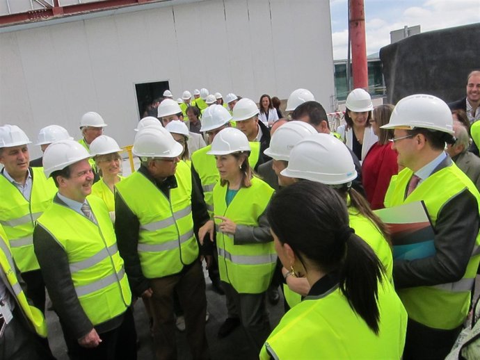 La ministra Ana Pastor visita el aeropuerto de Peinador