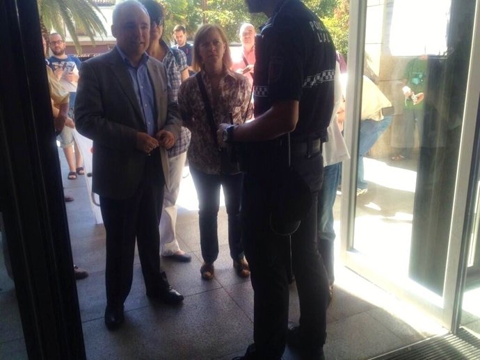 Rafael Simancas a la entrada del Consistorio