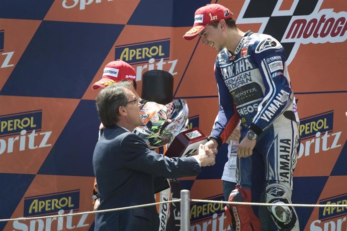 Mas entrega el premio a Pedrosa