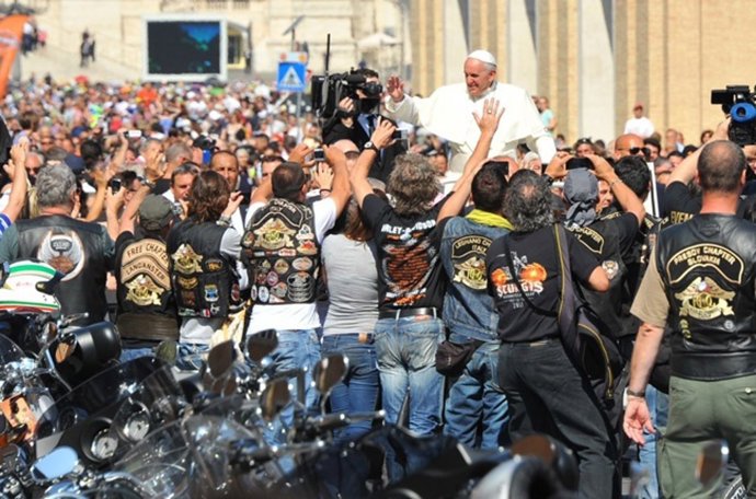 El Papa Francisco I bendice a miles de motoristas