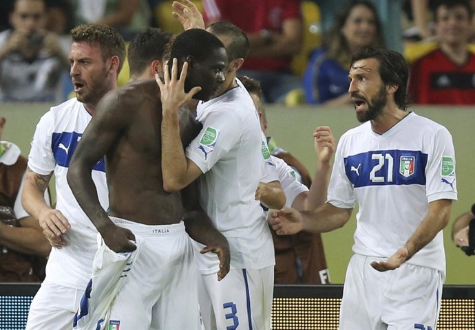 Pirlo y Balotelli dan los tres puntos a Italia