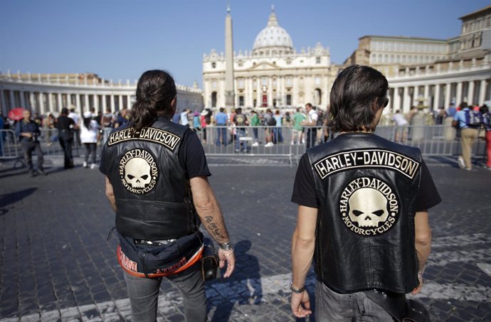El papa Francisco bendice a moteros en el Vaticano