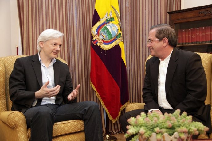 Fundador de Wikileaks, Julian Assange, y canciller de Ecuador, Ricardo Patiño.